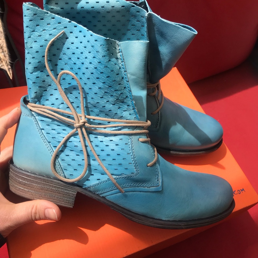 Miz Mooz 7.5 Landry boot in blue